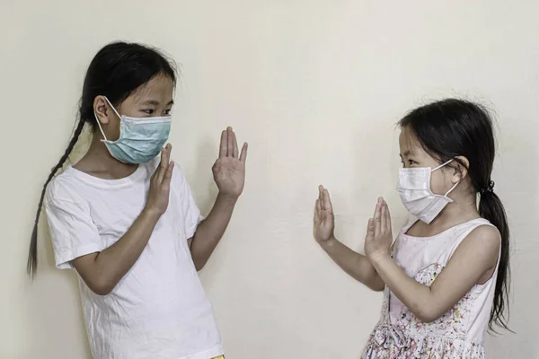 Dos Chicas Con Máscaras Médicas Separadas Sobre Fondo Blanco Trate —  Fotos de Stock