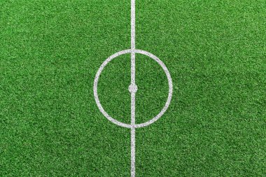 Beyaz çizgili futbol sahası merkezinin üst görünümü.