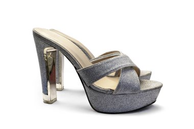 Beyaz arka planda izole edilmiş gri yüksek topuklu ayakkabıları kapatın. Kırpma yolu ile nesne