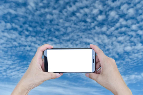 Main Tenant Smartphone Écran Vide Sur Ciel Bleu Avec Nuage — Photo
