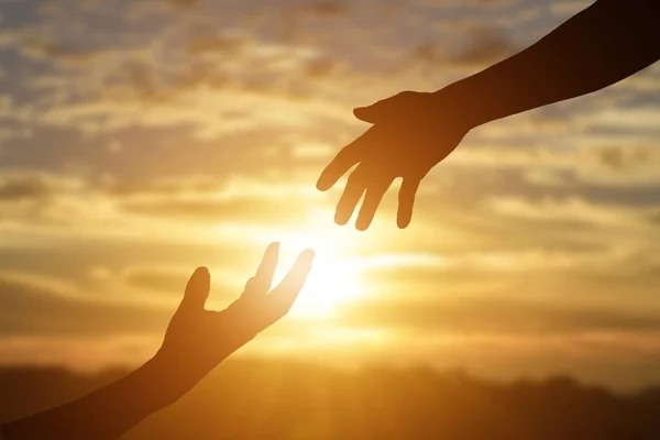 Silhouet Van Het Geven Van Een Helpende Hand Hoop Steun — Stockfoto