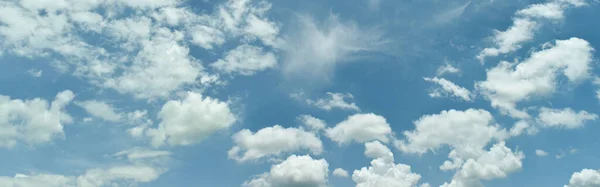 Beyaz Bulutlu Panoramik Mavi Gökyüzü Arkaplanı — Stok fotoğraf