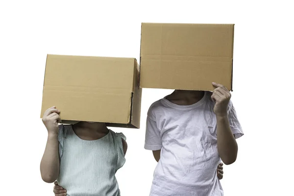 Duas Garotinhas Usando Caixa Papelão Cabeça Isoladas Fundo Branco — Fotografia de Stock
