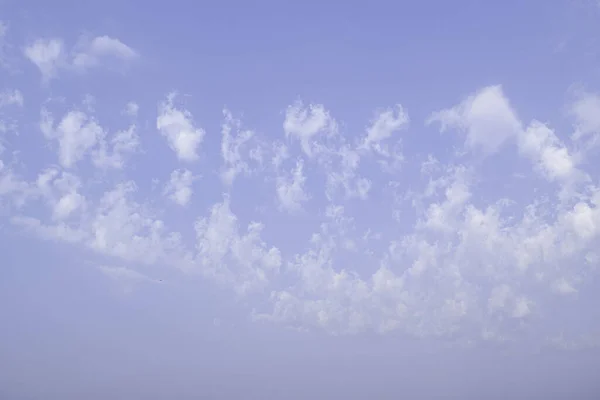 Blå Himmel Med Naturliga Vita Moln Bakgrund Sommar Himmel — Stockfoto