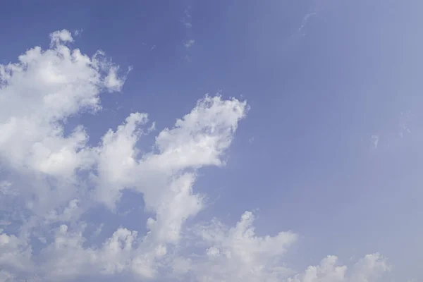 Blauer Himmel Mit Natürlichen Weißen Wolken Hintergrund Sommerhimmel — Stockfoto