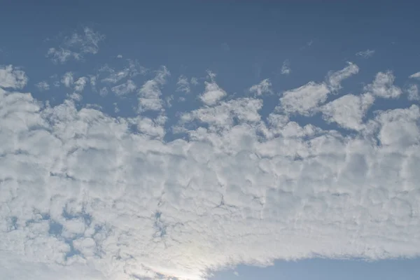 Fondo Cielo Azul Con Diminutas Nubes — Foto de Stock