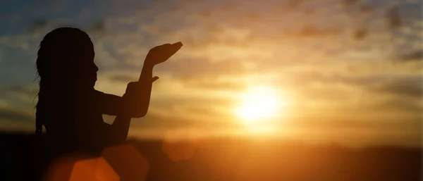 Silhouette Della Bambina Cristiana Mani Aperte Pregare Benedizione Dio Sullo — Foto Stock