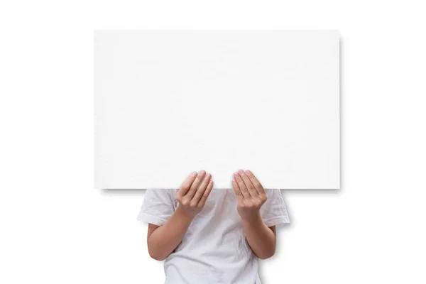 Holčička Ukazuje Bílý List Papíru Izolovaný Bílém Pozadí Oříznutou Cestou — Stock fotografie