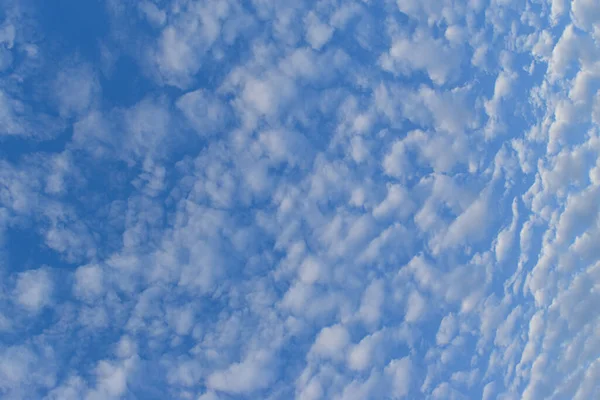 Blå Himmel Bakgrund Med Moln Naturens Abstrakta Sammansättning — Stockfoto