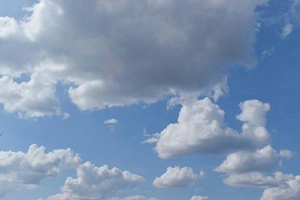 Blå Himmel Bakgrund Med Moln Naturens Abstrakta Sammansättning — Stockfoto