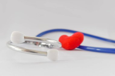 Mavi steteskop tıbbi ve kırmızı kalp beyaz arka planda. Doktor teşhisi için fikir.