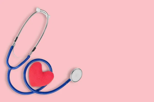 Pembe Arka Planda Steteskop Tıbbi Kırmızı Kalp Sağlık Hizmeti Konsepti — Stok fotoğraf