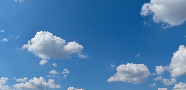 Blauwe Lucht Achtergrond Met Wolken — Stockfoto