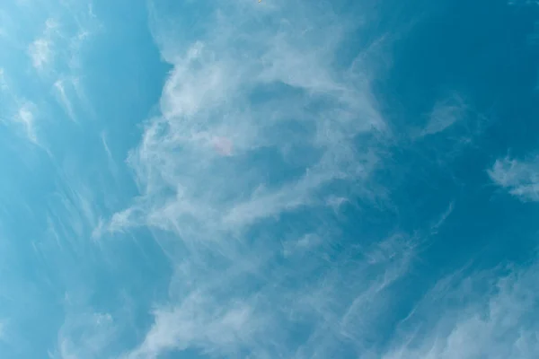 Weiche Weiße Wolken Vor Blauem Himmel — Stockfoto