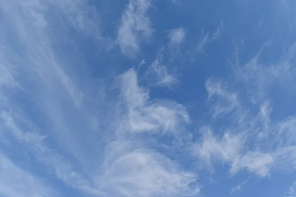 Nubes Blancas Suaves Contra Fondo Azul Del Cielo — Foto de Stock
