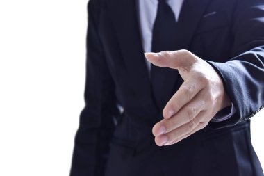 İş adamı tokalaşmak için elini uzatıyor. iş anlaşması teklifi, işe alım ve iş toplantısı.
