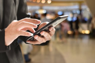 Akıllı telefon kullanarak erkek elini kapat. İş için fikir, çevrimiçi bankacılık, teknoloji, SMS gönder.