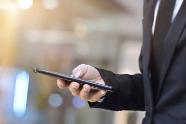Cep telefonu kullanan adama yaklaş. İş ve teknoloji kavramı.