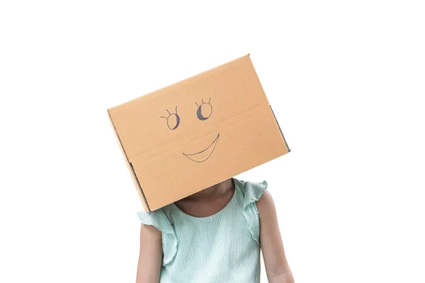 Menina Vestindo Caixa Papelão Sua Cabeça Com Rosto Sorridente Isolado — Fotografia de Stock
