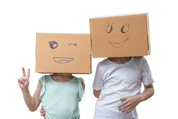 Duas Garotinhas Usando Caixa Papelão Cabeça Com Rosto Sorridente Isoladas — Fotografia de Stock