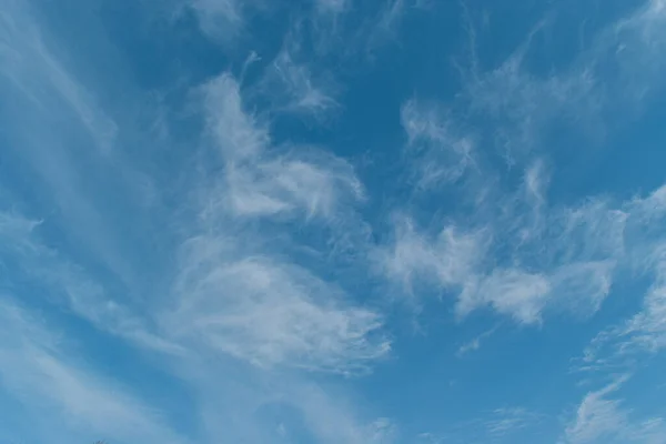 Weiche Weiße Wolken Vor Blauem Himmel — Stockfoto