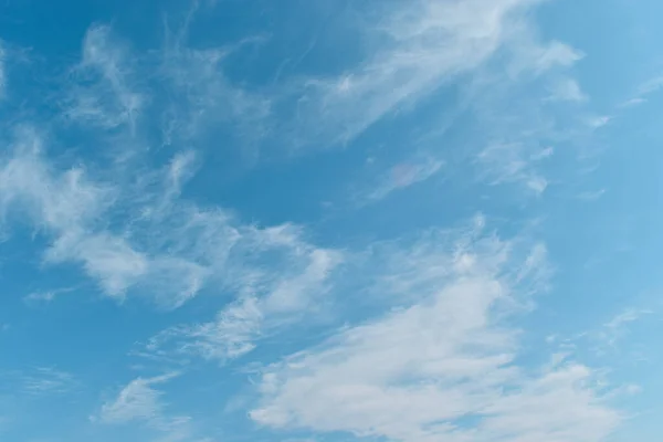 Yazın Parlak Gökyüzünde Bulutlar — Stok fotoğraf