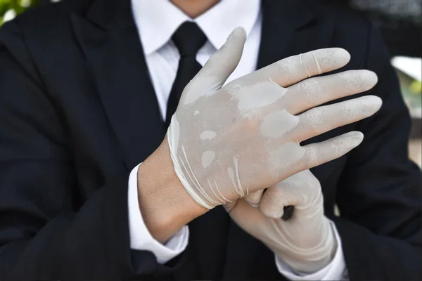 Homem Negócios Usar Luvas Látex Branco Conceito Para Cuidados Saúde — Fotografia de Stock