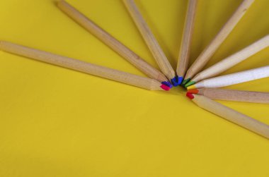 sarı zemin üzerinde çok renkli kalemler