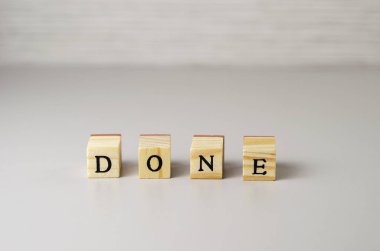 Tahta küplerdeki harflerden yapılmış bir kelime.