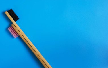 Mavi arka planda eko doğal bambu diş fırçaları. sıfır atık daire 11 yatıyordu