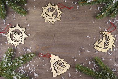 Karda Noel ağacı ve tahta zeminde yeni yıl oyuncakları.
