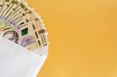 500 Ukrayna Hryvnia 'sı turuncu zemin üzerinde bir zarfın içinde.