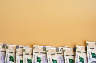 500 Ukrayna Hryvnia 'sı turuncu arka planda bir zarfın içinde