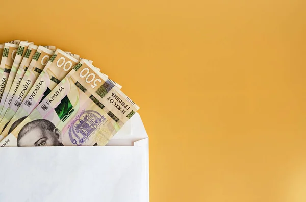 500 Ukrayna Hryvnia 'sı turuncu arka plan 2 üzerinde bir zarfın içinde