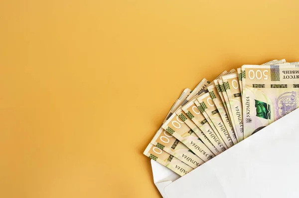 500 Ukrayna Hryvnia 'sı turuncu arka planda bir zarfın içinde.