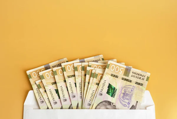 Turuncu arka planda bir zarfın içinde 500 Ukrayna Hryvnia 'sı.