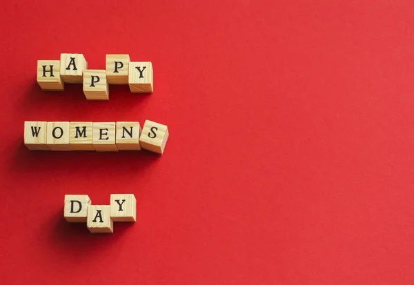 Mutlu kadınlar günü tahta küplerden harflerle katlandı.