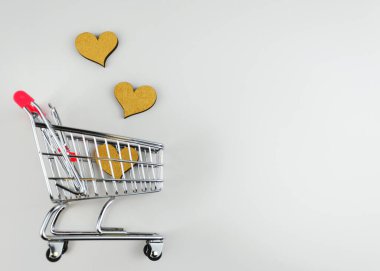 Beyaz arka planda araba ve kalp.