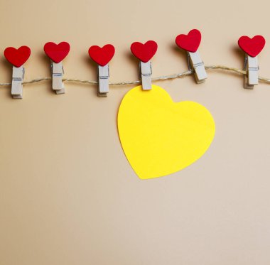 Üç numaralı ipte kalpli mandallar.