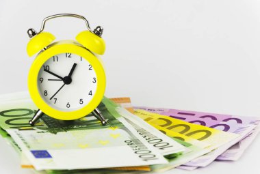 Sarı alarm saati ve farklı değerlerde Avro banknotları 7