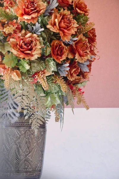 Vacker glänsande konstgjord ros blomma dekoration — Stockfoto