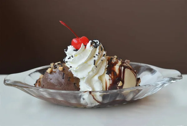 Ice cream sundae in een kom — Stockfoto