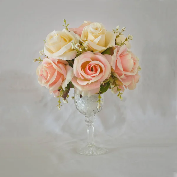 Искусственные розы вазы цветы на серый фон — стоковое фото