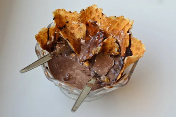 З'їли шоколадне морозиво в їстівній вафельній мисці — стокове фото