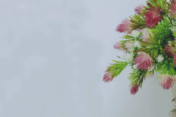 Hermoso arreglo de flores artificiales en jarrón — Foto de Stock