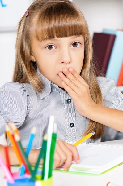 Ragazza a scuola alla scrivania — Foto Stock