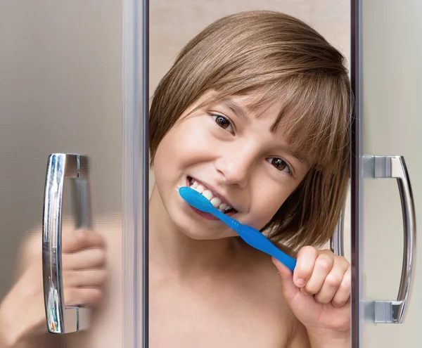 Llittle girl brushing teeth — Stock Photo, Image