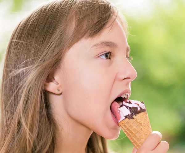 아이스크림을 먹는 소녀 — 스톡 사진