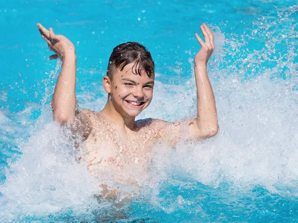 Lycklig pojke i poolen — Stockfoto