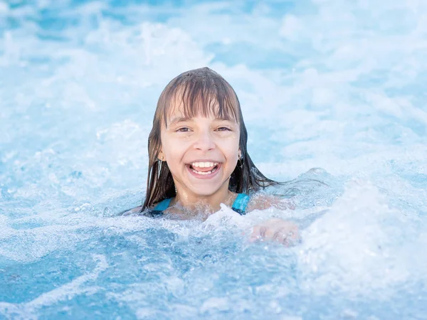 Glückliches Mädchen im Pool — Stockfoto